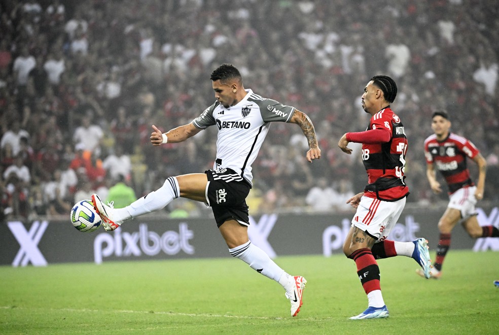 Paulinho marca logo aos sete minutos o seu 18º gol neste campeonato — Foto: André Durão