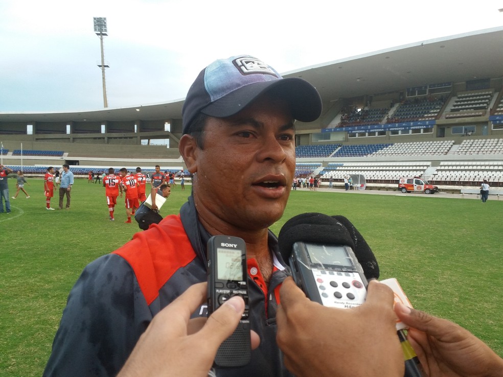 Jean Carlos foi treinador de Maceió na base do CRB — Foto: Augusto Oliveira / GloboEsporte.com