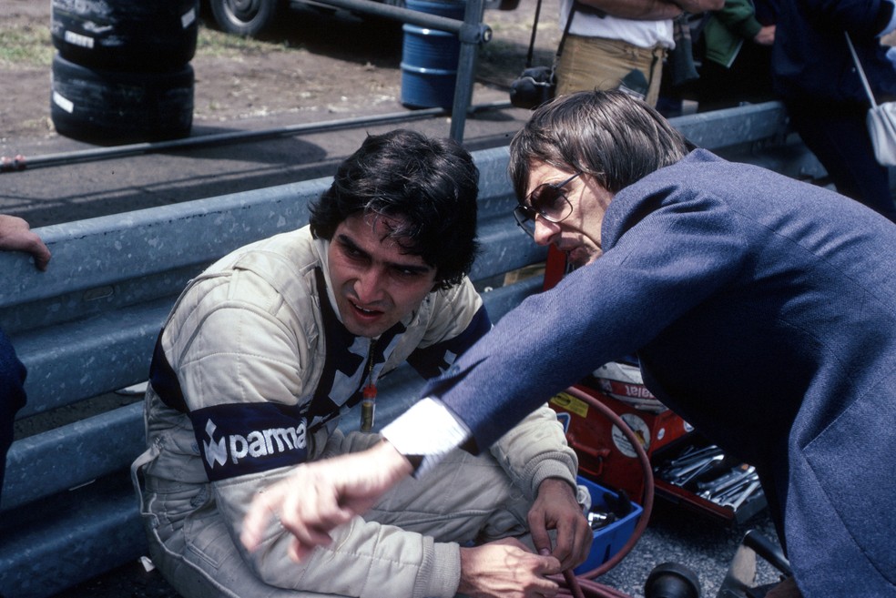 Bernie Ecclestone, então chefe da Brabham, conversa com Nelson Piquet, piloto da equipe — Foto: Hoch Zwei/Corbis via Getty Images