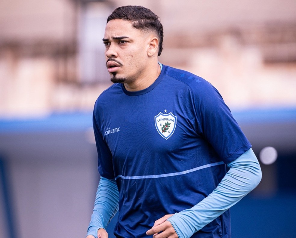Iago Teles em treino do Londrina — reforço no ataque