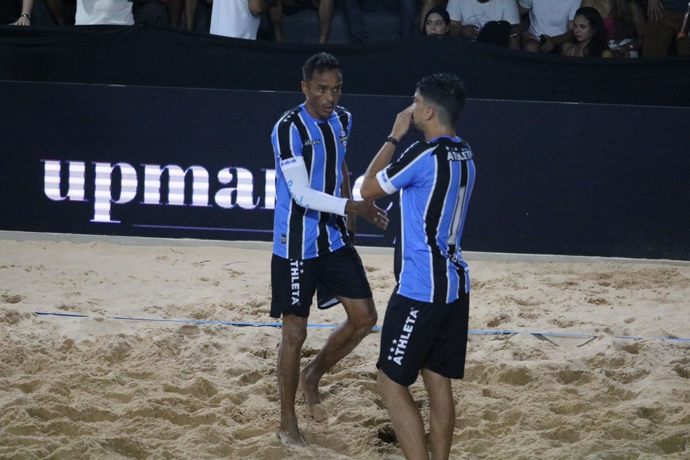 Lúcio defende as cores do Grêmio no futevôlei — Foto: Julio Costa/ge