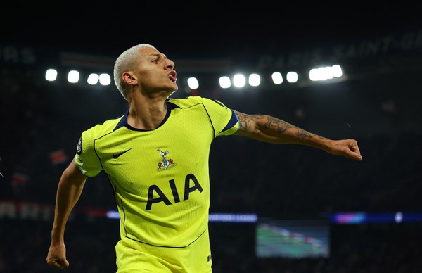 O Dilema do Camisa 9: Por que o Flamengo não consegue contratar um centroavante?