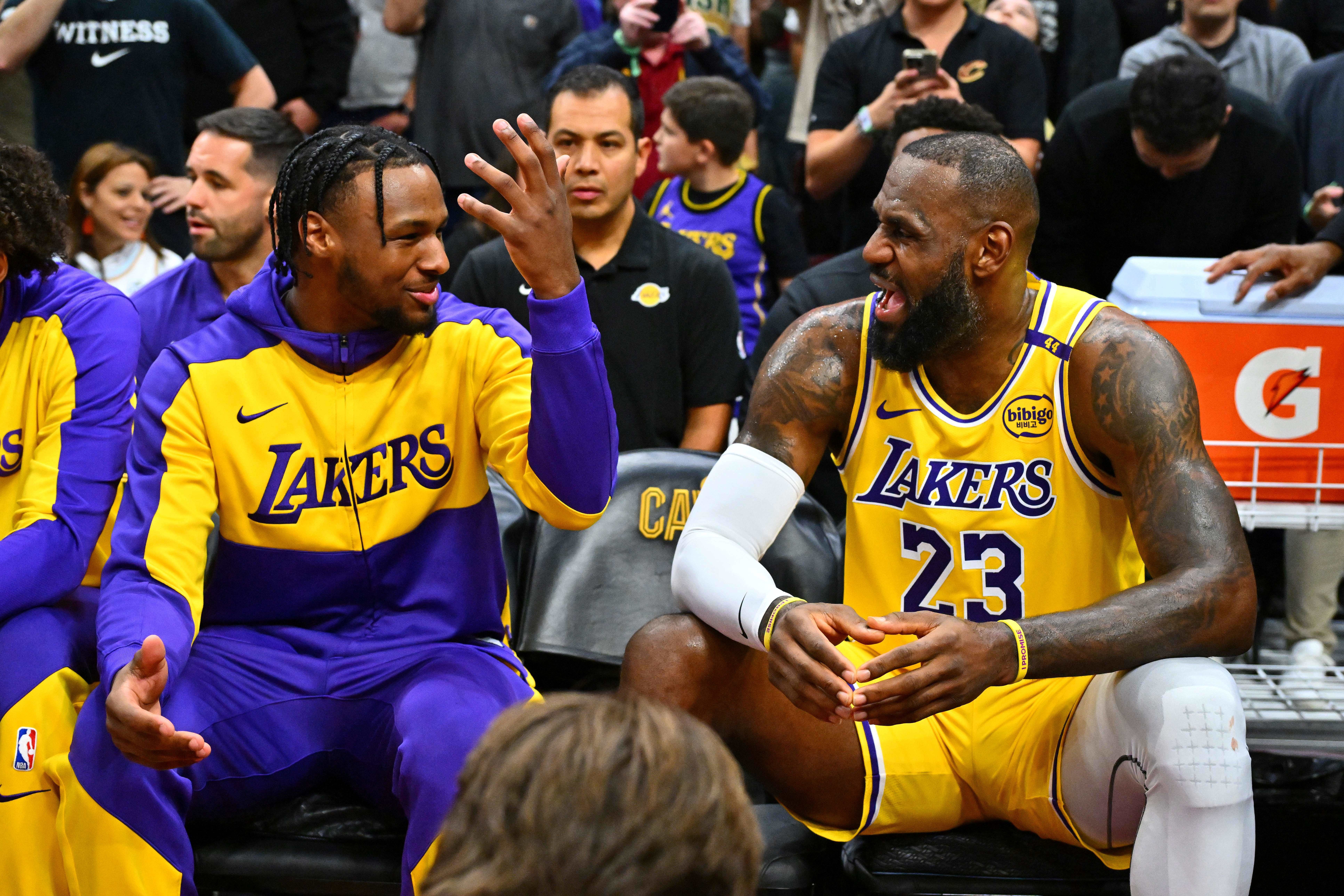 LeBron brinca com mudança de Bronny para nova casa: 