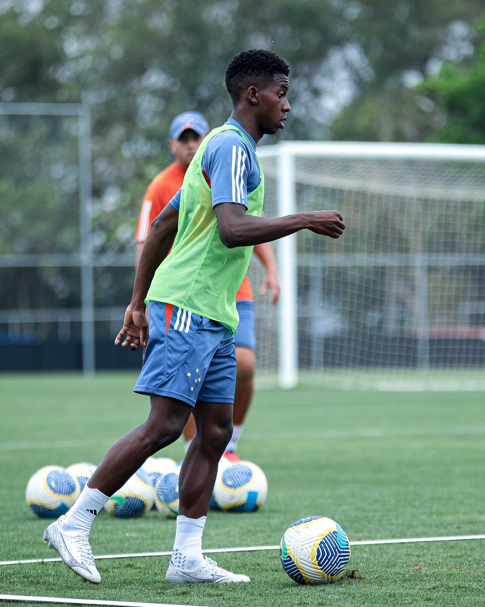 Jhosefer em treino do Cruzeiro — Foto: Gustavo Aleixo/ Cruzeiro