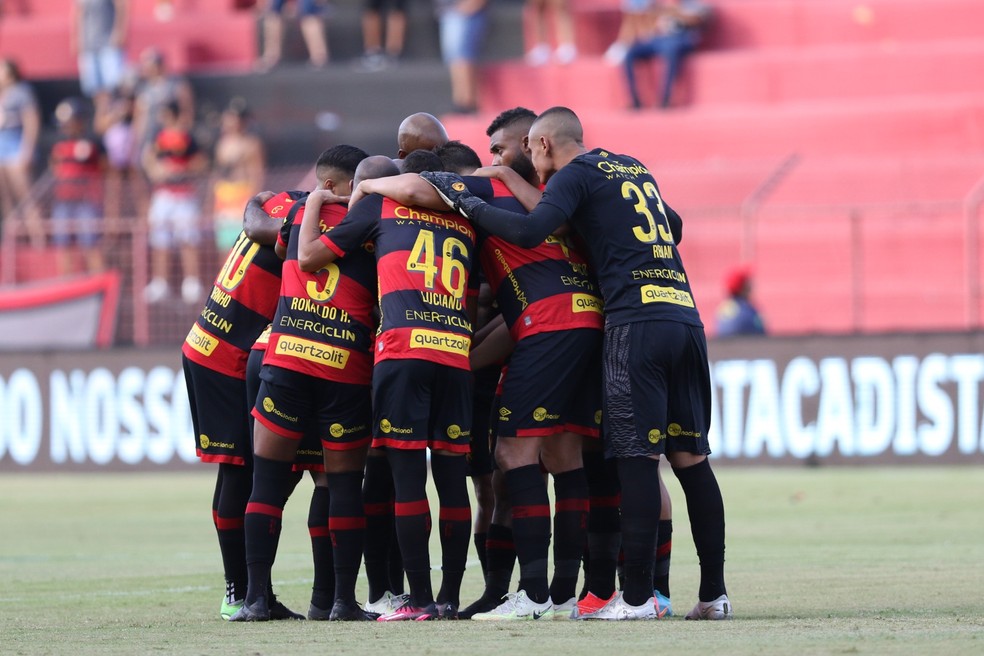 Time do Sport em clássico com Santa Cruz — Foto: Marlon Costa / Pernambuco Press