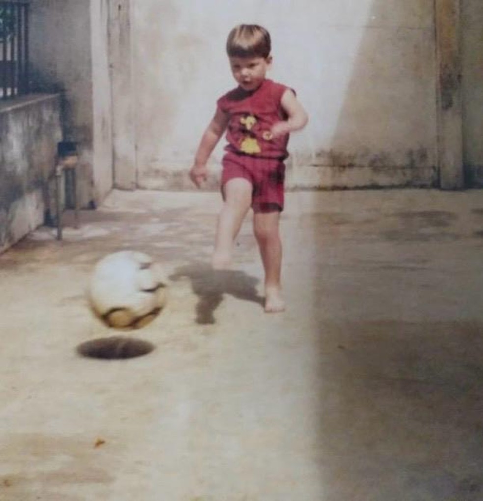 Jogador do Botafogo brinca com a bola quando criança em arquivo pessoal.