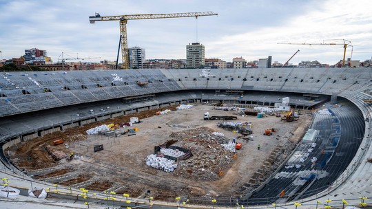 Trabalhadores brigamcaça niquel comprarobra do Camp Nou, estádio do Barcelona