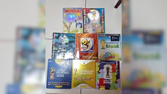 Torcedor guarda álbuns de figurinhas da Copa completos como relíquias desde 1994: "Paixão que tenho"