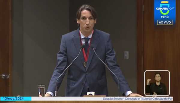 Geromel recebe título de cidadão de Porto Alegre em cerimônia calorosa.