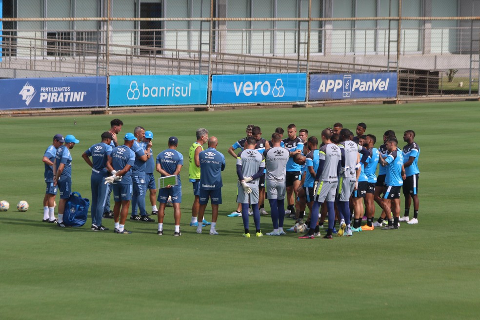 Renato conversa com elenco em treino do Grêmio no CT Luiz Carvalho — Foto: Esther Fischborn