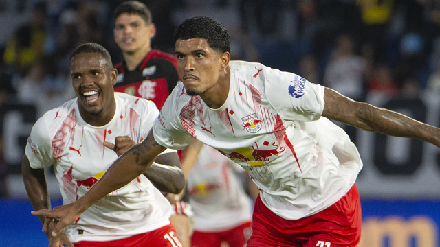 Lucas Barbosa, do Bragantino, comemora gol contra o Flamengo