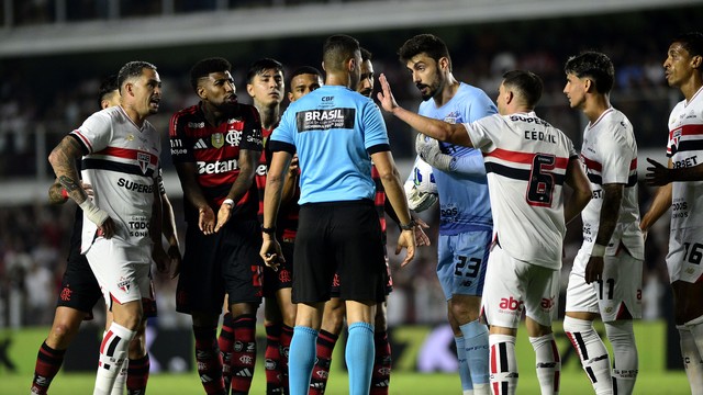 Jogadores do São Paulo reclamam de pênalti para o Flamengo