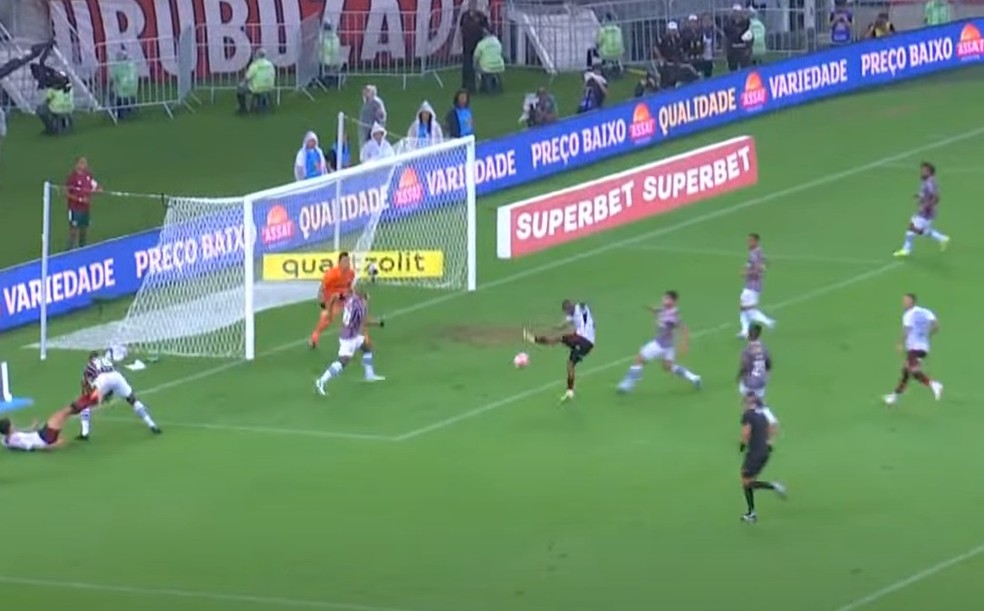 Chance clara perdida por De la Cruz no Fluminense x Flamengo