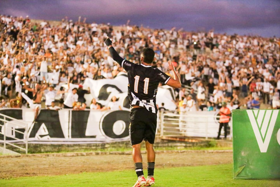 Em Amig�o lotado, Thiaguinho comemora gol com a camisa do Treze na S�rie D do Campeonato Brasileiro � Foto: Rafael Costa/Treze
