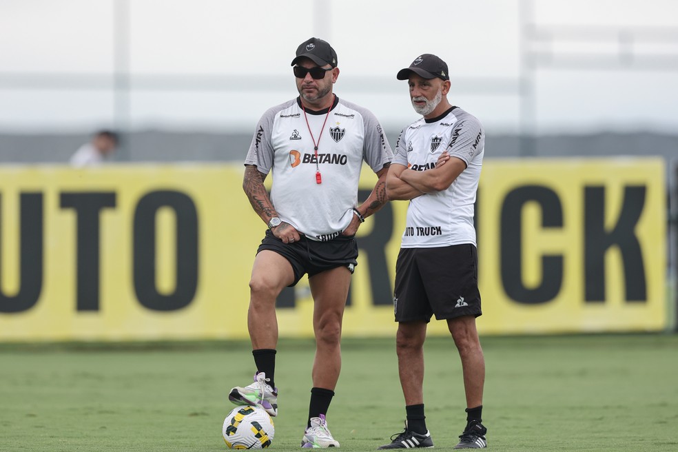 Turco Mohamed e Julio Hezze, tio e pai de Santiago Hezze, na passagem pelo Atlético-MG — Foto: Pedro Souza/ Atlético-MG