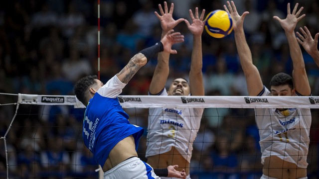 Lance de Cruzeiro x Minas no jogo 3 da Superliga Masculina de Vôlei