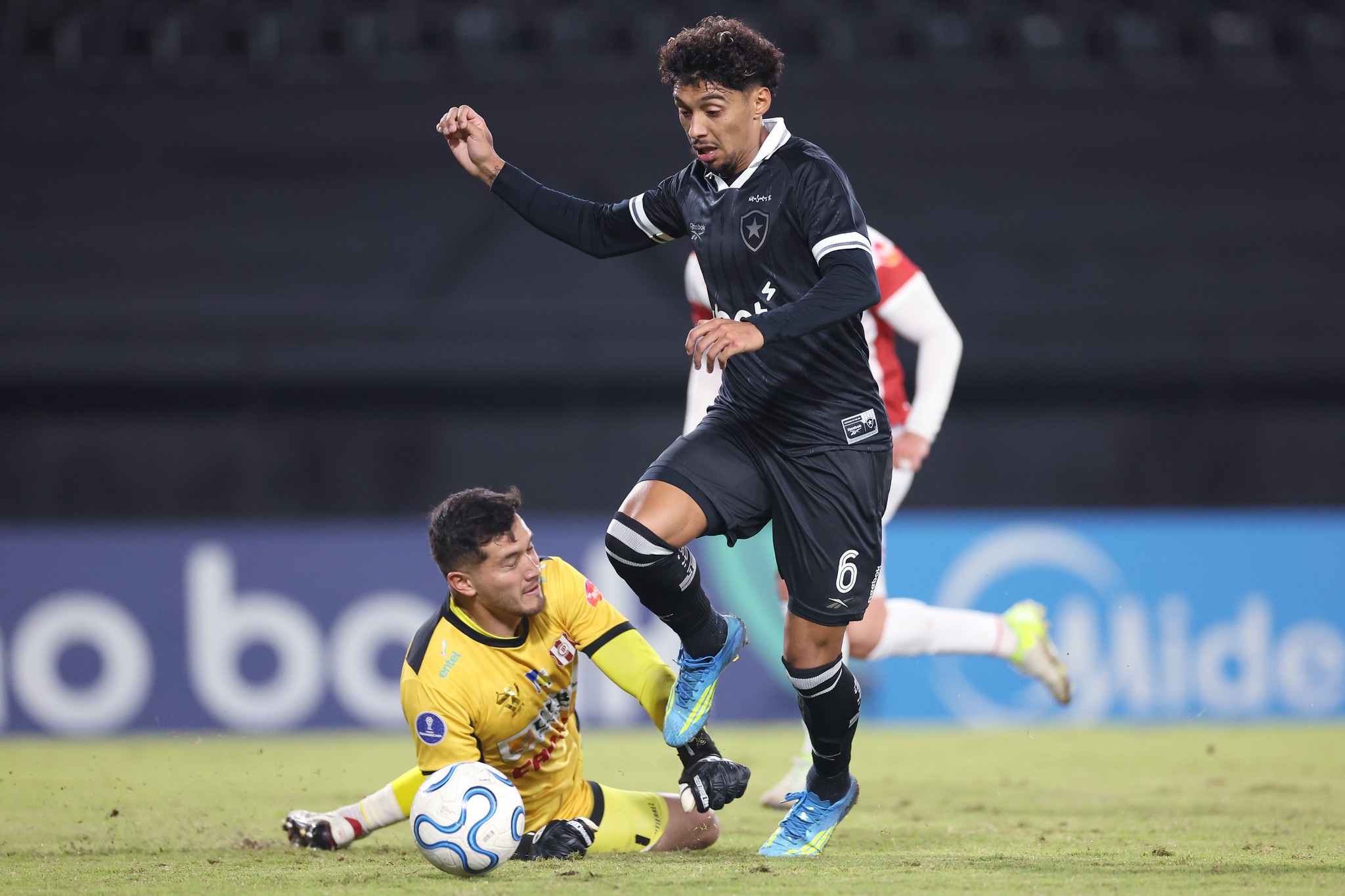 Medina aproveita ausência de Danilo para tomar espaço no meio campo do Botafogo