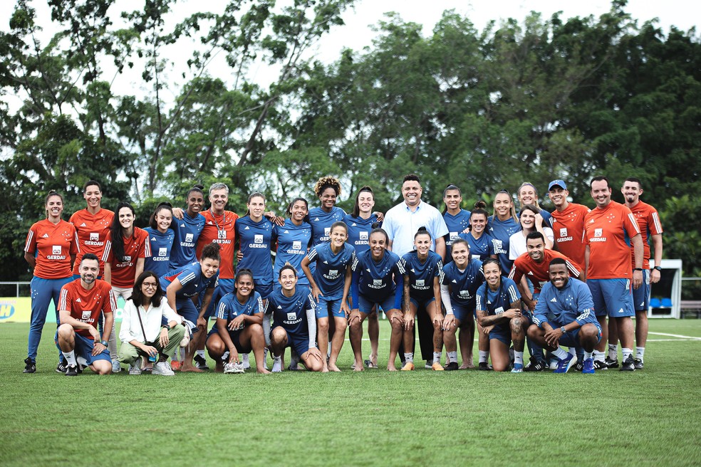 Ronaldo com jogadoras do Cruzeiro feminino — Foto: Cruzeiro