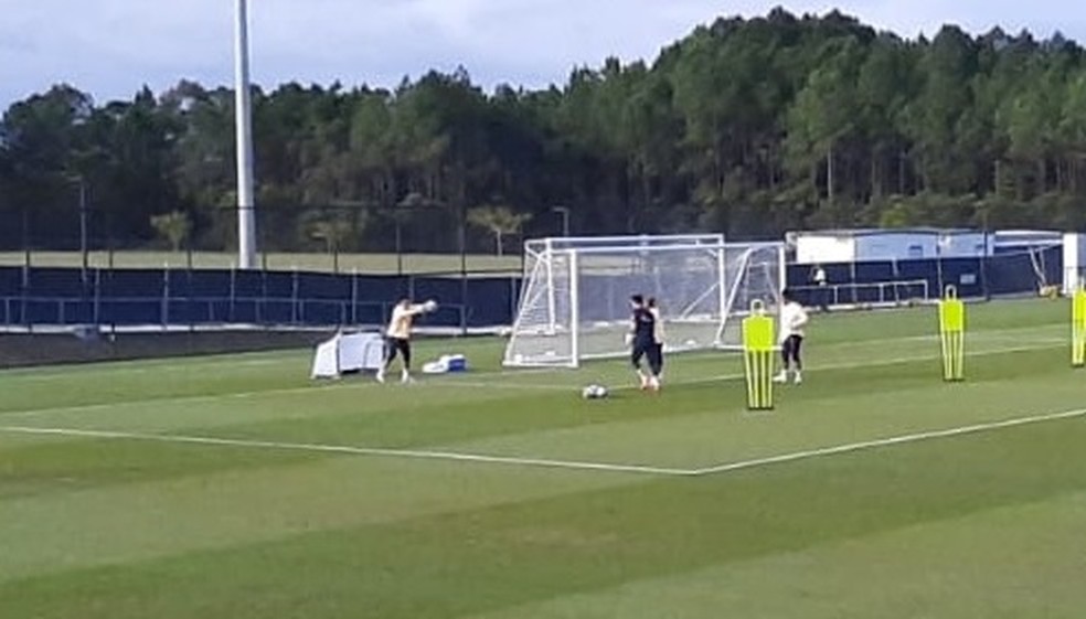 Goleiras do Brasil treinam separadamente no aquecimento em Brisbane — Foto: Allan Caldas