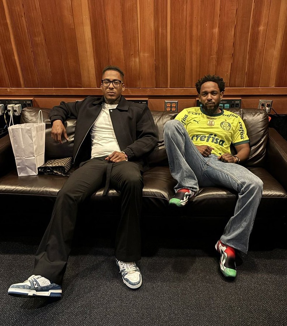 Rapper Kendrick Lamar aparece com camisa de virada épica do