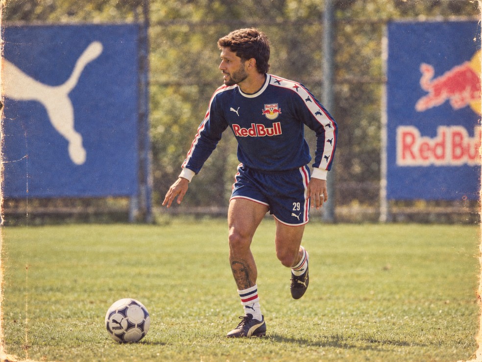Juninho Capixaba na trend dos anos 80 — Foto: Ari Ferreira/Red Bull Bragantino - Adaptação ChatGPT