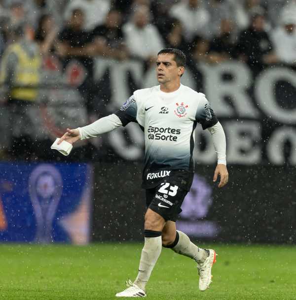 Quem Levanta a Taça? Rodízio de Capitães Promovido por Ramón no Corinthians.