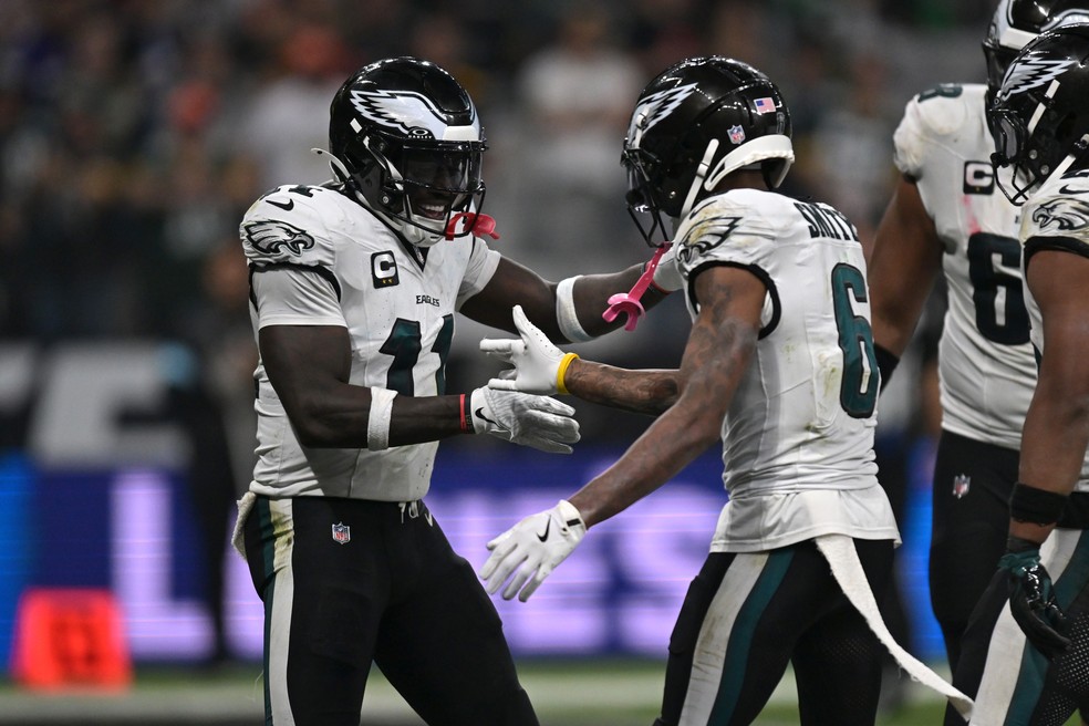 AJ Brown comemora com Devonta Smith o touchdown do Philadelphia Eagles — Foto: Pedro Vilela/Getty Images
