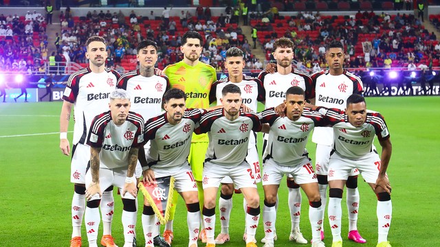 Elenco do Flamengo posado para enfrentar o Cruz Azul do México