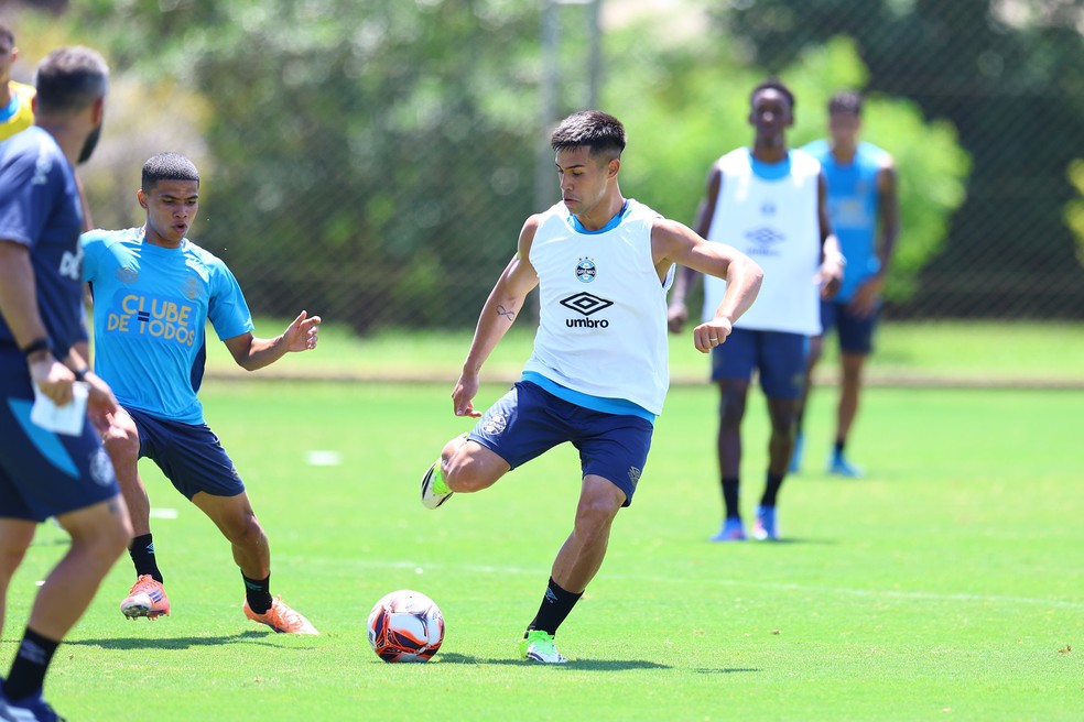 Aravena em treino — jogadores emprestados Grêmio
