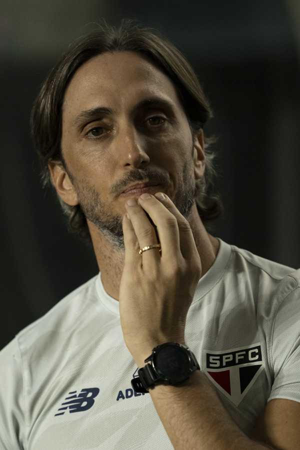 Zubeldía assume responsabilidade por goleada do São Paulo, mas vê solução.