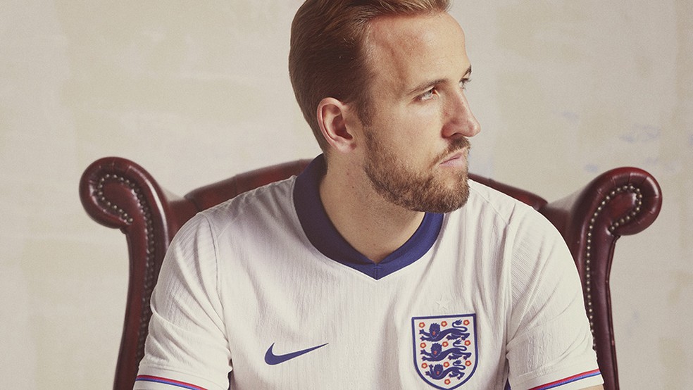 Harry Kane participou da campanha de lançamento da nova camisa da Inglaterra — Foto: Divulgação / Federação da Inglaterra