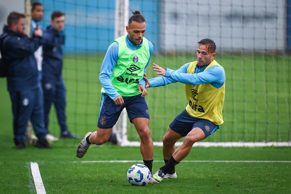 Braithwaite é marcado por Arthur em treinamento do Grêmio nesta quinta-feira — Foto: Lucas Uebel / Grêmio / Divulgação
