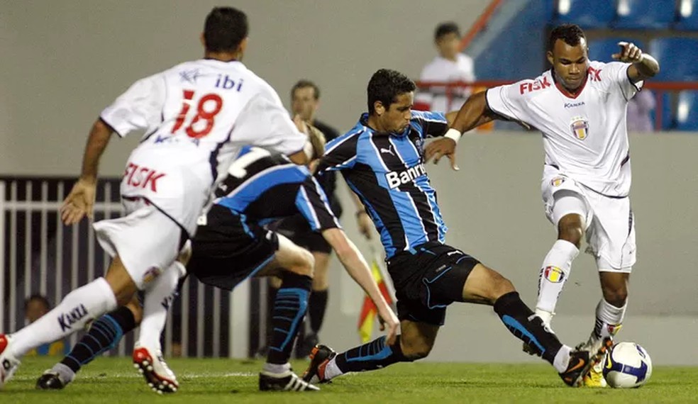 Barueri em jogo contra o Grêmio pelo Brasileirão de 2009 — Foto: Ricardo Matsukawa / Futura Press