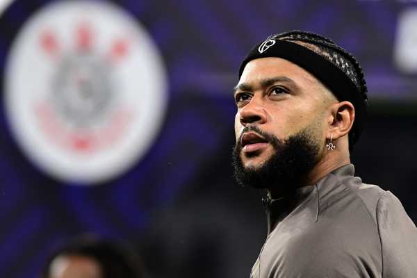 Memphis adquire 12 camisas do Corinthians antes do Dérbi e recebe ajuda para PIX de R$ 8 mil