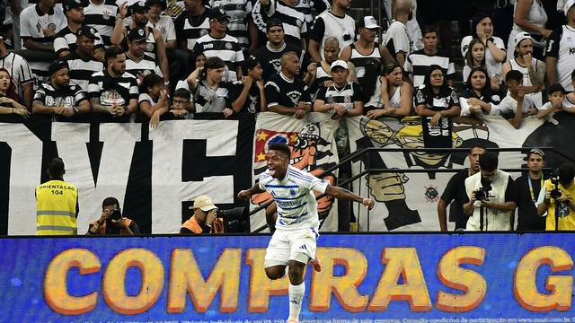 Arroyo festeja gol do Cruzeiro em Itaquera