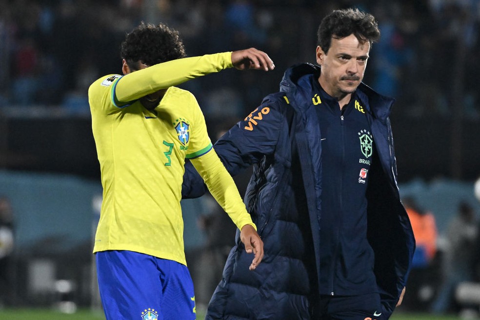 Fernando Diniz e Marquinhos, após Uruguai x Brasil — Foto: Guillermo Legaria/Getty Images