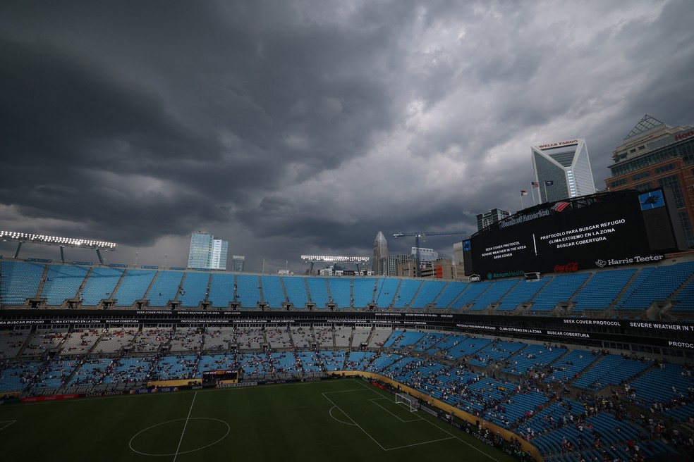 Benfica x Chelsea é paralisado devido às condições climáticas — Foto: Reuters