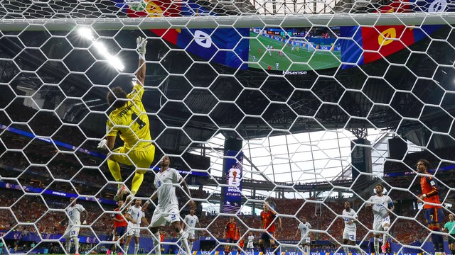 Goleiro Vozinha defende cabeça de Mikel Oyarzabal em Espanha x Cabo Verde