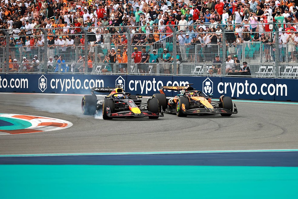Oscar Piastri e Max Verstappen disputam liderança no GP de Miami da F1 2025 — Foto: Hector Vivas/Getty Images