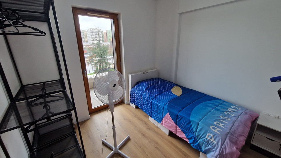 Veja como será o quarto dos atletas na Vila Olímpica durante os Jogos de Paris 2024 — Foto: Lorena Dillon