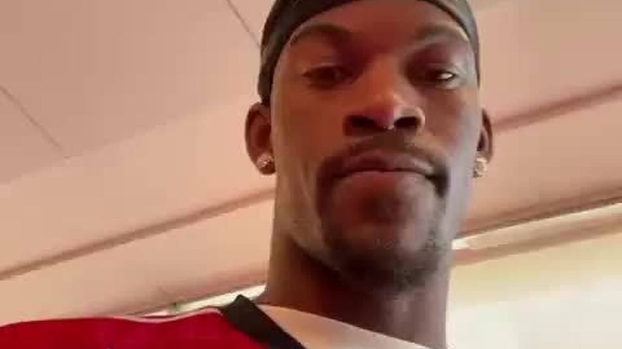 Jimmy Butler veste camisa do Flamengo no Ninho do Urubu