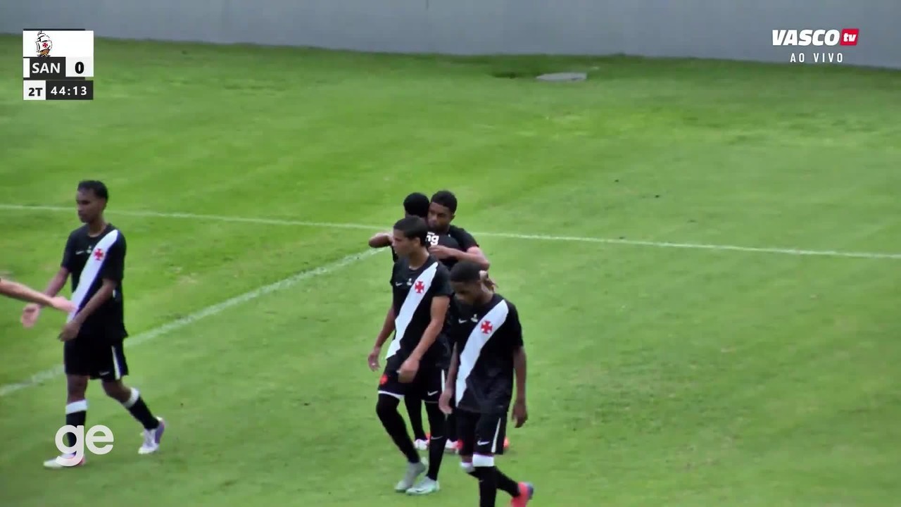 Joia de 15 anos do Vasco faz gol de falta à la Ronaldinho no Brasileiro sub-17; veja vídeo