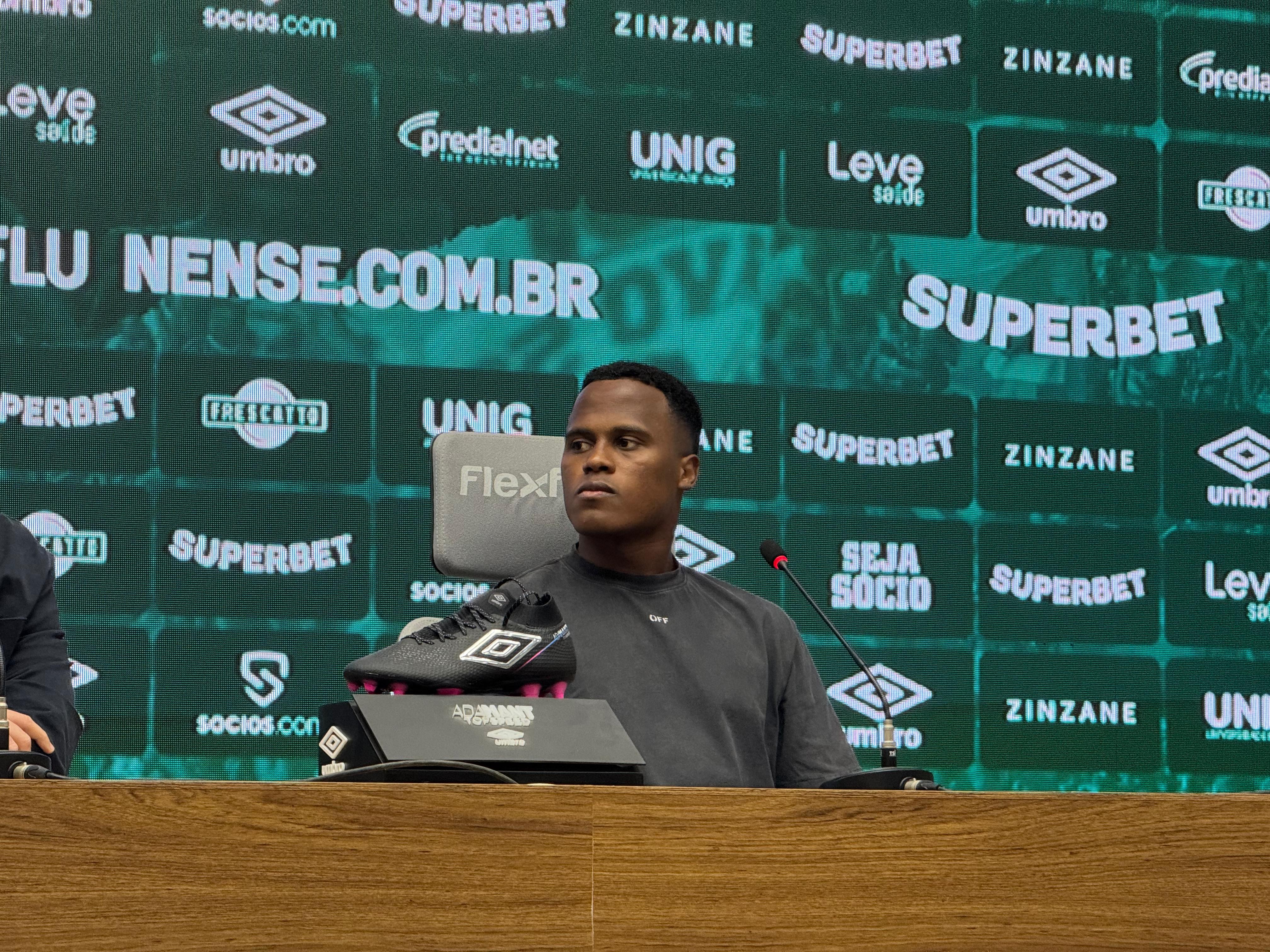 Arias explica decisão de sair do Fluminense e faz promessa: 
