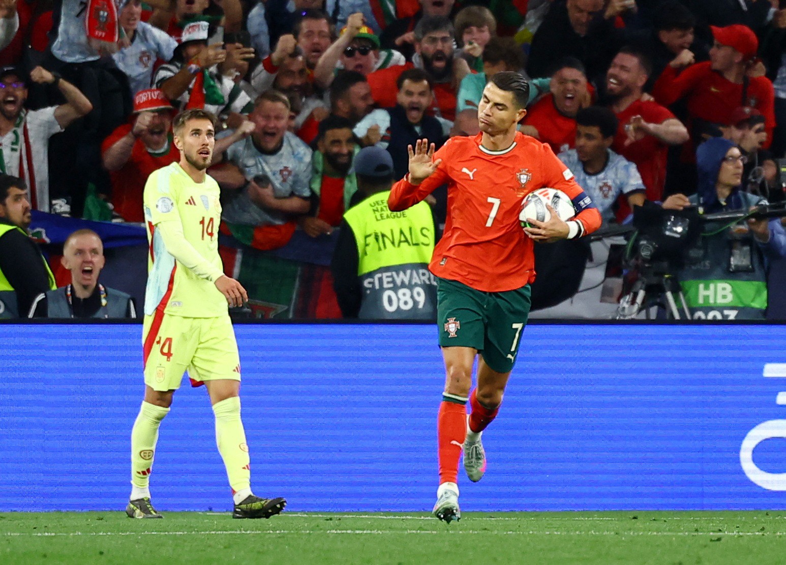 Invicta há 34 jogos, Espanha busca recorde e encara única seleção que "carimbou" série sem derrotas