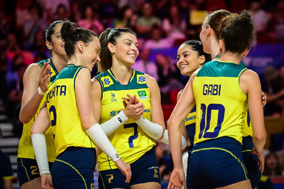 Brasileiras celebram ponto contra a Alemanha  &mdash; Foto: Volleyball World