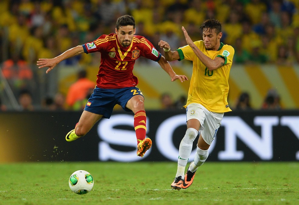 Navas disputa bola com Neymar na final de 2013 com chuteira Neymar