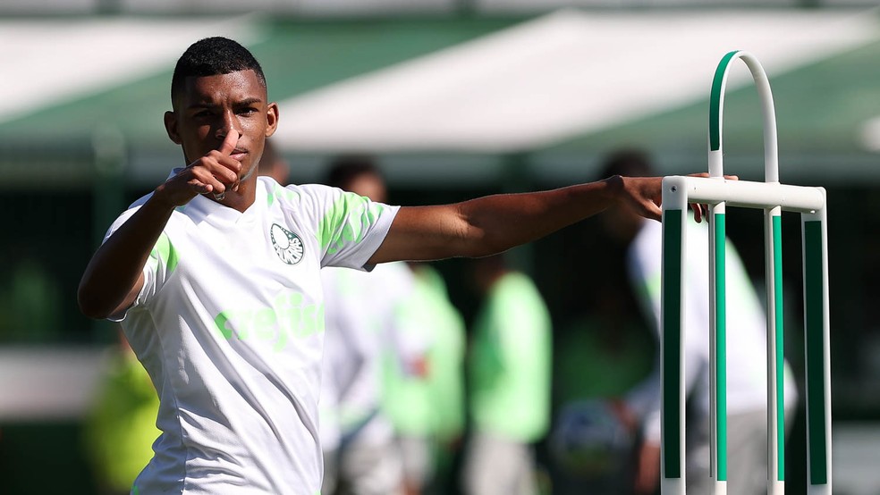 Luis Guilherme durante treino do Palmeiras na Academia de Futebol — Foto: Cesar Greco