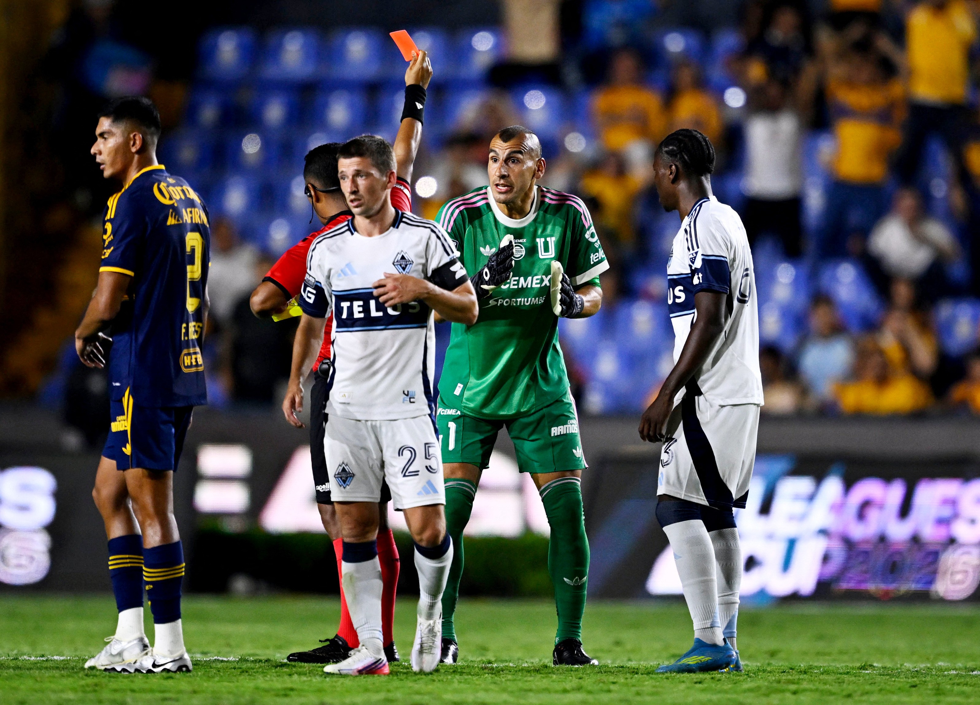 Goleiro é expulso após empurrar árbitro e arremessa cadeira e lixeira no túnel de acesso; veja