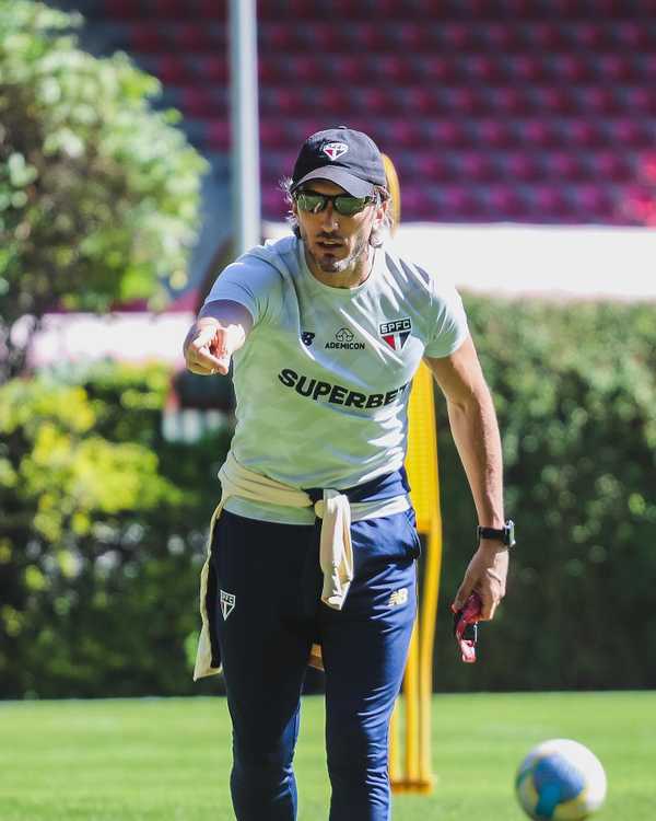 Escalação do São Paulo para enfrentar o Cuiabá: Mesmo time do clássico confirmado.