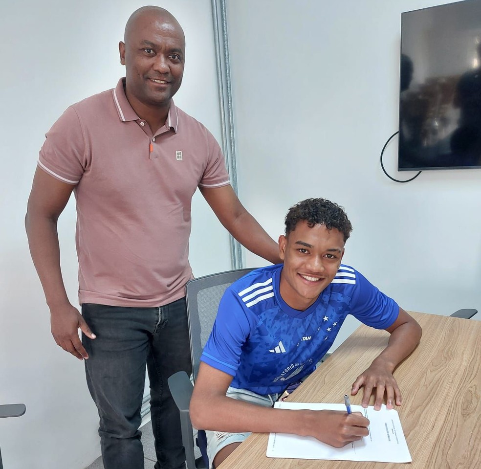 Kaique Kenji, ao lado de Kleber, na renovação com o Cruzeiro — Foto: Arquivo pessoal